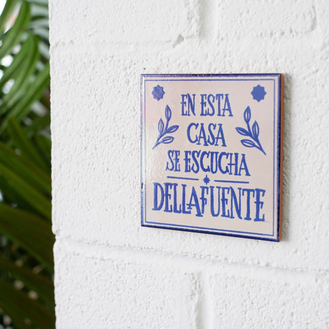 Dellafuente, Azulejo "En esta casa se escucha Dellafuente"