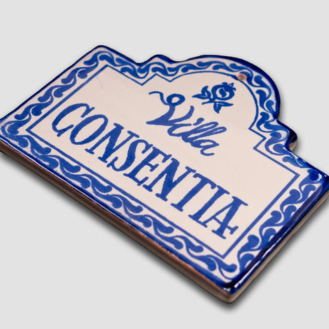 Dellafuente, Placa "Consentía"