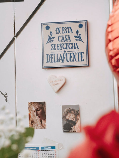 Azulejo "En esta casa se escucha Dellafuente"