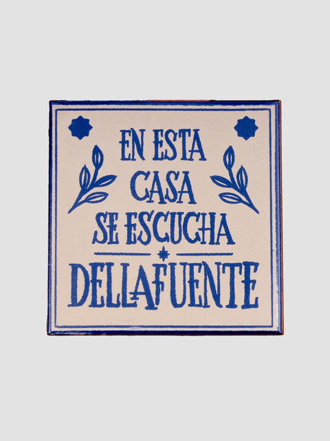 Azulejo "En esta casa se escucha Dellafuente"