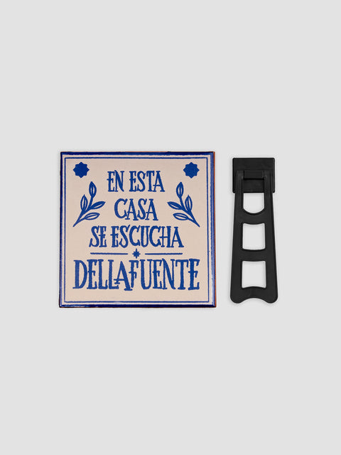 Azulejo "En esta casa se escucha Dellafuente"