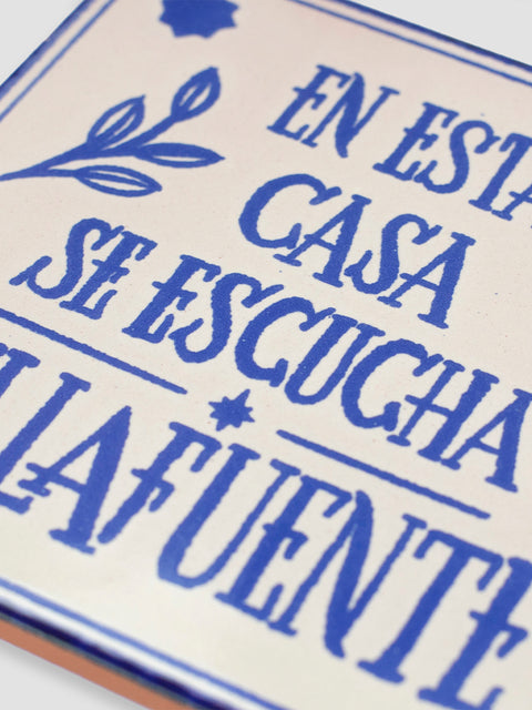 Azulejo "En esta casa se escucha Dellafuente"