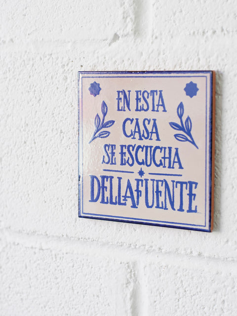 Azulejo "En esta casa se escucha Dellafuente"