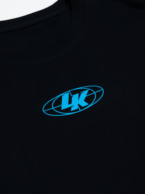 Camiseta negra logo azul