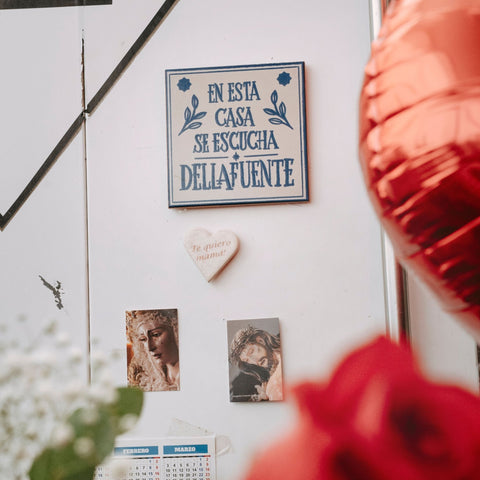 Dellafuente, Azulejo "En esta casa se escucha Dellafuente"